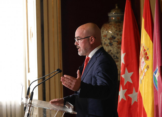 El delegado del Gobierno en la Comunidad de Madrid, Francisco Martín, durante una rueda de prensa posterior al Consejo y la Junta Local de Seguridad de la ciudad, en la Casa de la Villa, a 17 de febrero de 2025, en Madrid (España).