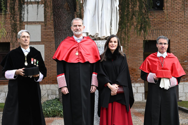 El rector del centro, José Vicente Saz Pérez, el Rey Felipe y la Reina Letizia posan a su llegada al acto de investidura como Doctor Honoris Causa por la Universidad de Alcalá, a 27 de febrero de 2024, en Madrid (España).