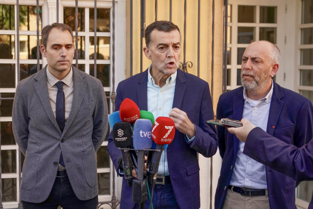 El coordinador federal de Izquierda Unida, Antonio Maíllo, atiende a los medios antes de asistir al acto de reparación de la memoria de Manuel José García Caparrós en Málaga.