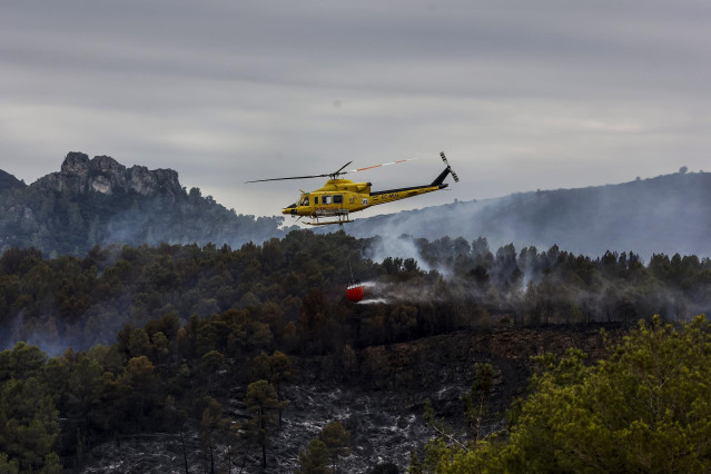 Archivo - Un helicóptero de los bomberos trabaja en labores de extinción