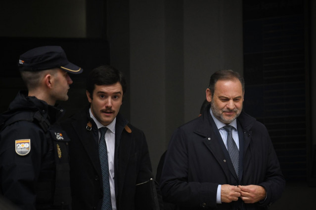 El exministro de Transportes José Luis Ábalos (1d) sale de declarar al Tribunal Supremo