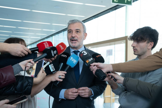 El alcalde de Barcelona, Jaume Collboni, en declaraciones a los medios este jueves para valorar el acuerodo de los Comuns con el Govern para aumentar la tasa turística