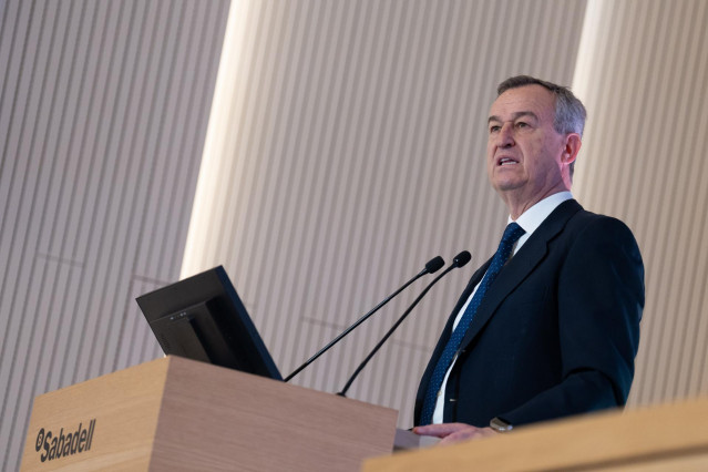 El consejero delegado de Banco Sabadell, César González-Bueno, interviene durante una rueda de prensa para presentar los resultados de 2024, en las oficinas de Banco Sabadell, a 7 de febrero de 2025, en Madrid (España).