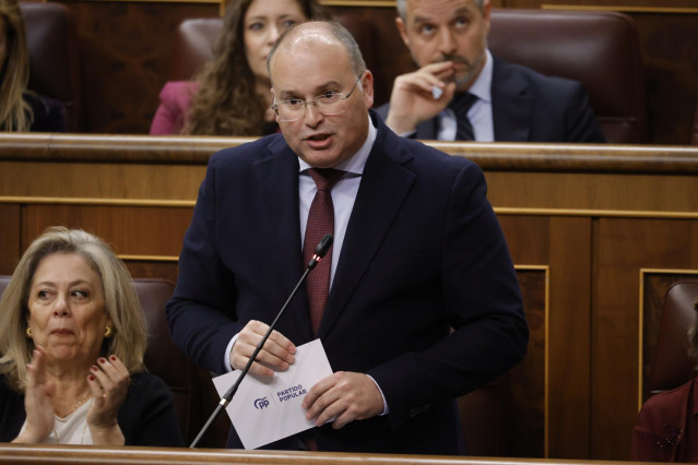 El portavoz del PP en el Congreso, Miguel Tellado, interviene durante una sesión de control al Gobierno en el Congreso de los Diputados, a 26 de febrero de 2025, en Madrid (España).