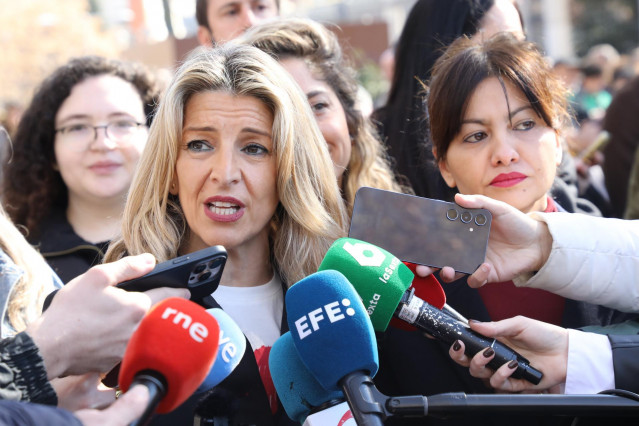 La vicepresidenta segunda y ministra de Trabajo y Economía Social, Yolanda Díaz (i), y la ministra de Juventud e Infancia, Sira Rego (d), atienden a los medios de comunicación