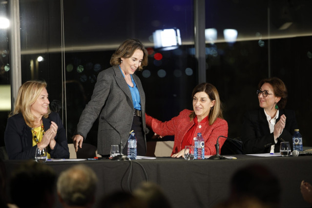 La secretaria general del PP, Cuca Gamarra, y la presidenta del Gobierno de Cantabria y del partido en la región, María José Sáenz de Buruaga
