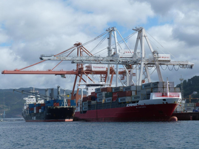 Archivo - Contenedores en el puerto de Vigo