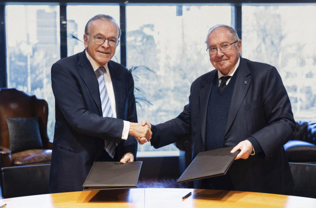 El presidente de CriteriaCaixa, Isidro Fainé, y el presidente de la Cámara de Comercio de España, José Luis Bonet, firman el acuerdo entre ambas compañías para desplegar el 