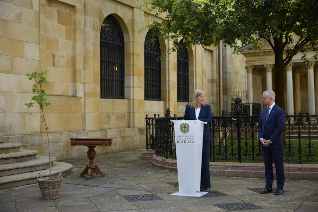 Archivo - La presidenta de las Juntas Generales de Vizcaya, Ana Otadui, interviene durante el acto de entrega de retoño de árbol de Gernika a Iñigo Urkullu, en la Casa de Juntas, a 17 de junio de 2024, en Gernika