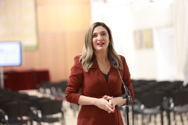 La vicesecretaria general del PSOE-A, María Márquez, atiende a los medios tras los actos institucionales en el Parlamento por el 28F