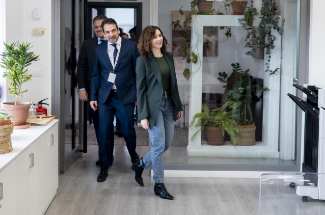 El gerente de la Agencia Logística, Eduardo San Román (i) y la presidenta de la Comunidad de Madrid, Isabel Díaz Ayuso, a su llegada a la presentación de la nueva Agencia Logística de la región
