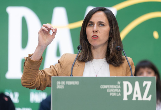 La secretaria general de Podemos, Ione Belarra, durante la IV Conferencia Europea por la Paz organizada por Podemos, junto a representantes de partidos políticos europeos e internacionales, en el Espacio Larra, a 28 de febrero de 2025, en Madrid (España).