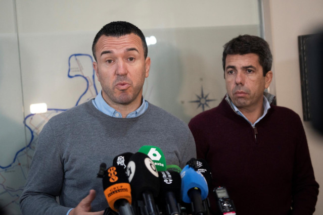 Archivo - El presidente de la Diputación de Valencia, Vicent Mompó, junto al 'president' de la Generalitat, Carlos Mazón, en una imagen de archivo