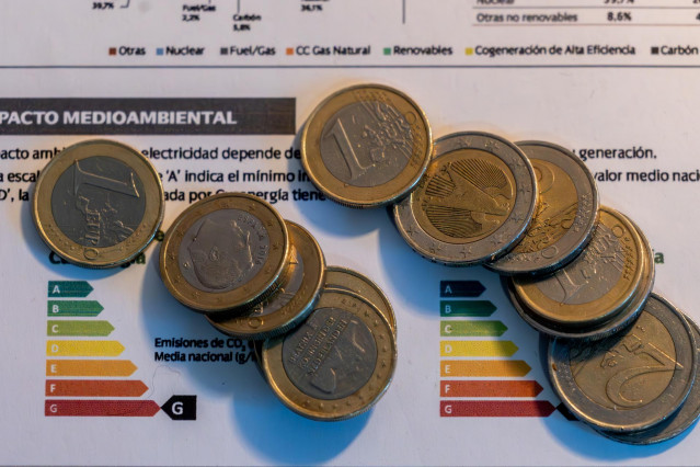 Archivo - Varias monedas sobre una factura, a 9 de enero de 2025, en Madrid (España). El Gobierno central ha eliminado de manera definitiva las reducciones temporales que, desde junio de 2021, venía aplicando para paliar la inflación de precios en materia