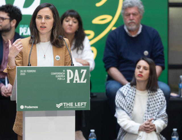 La secretaria general de Podemos, Ione Belarra, y la eurodiputada Irene Montero, participan en la IV Conferencia Europea por la Paz organizada por Podemos, junto a representantes de partidos políticos