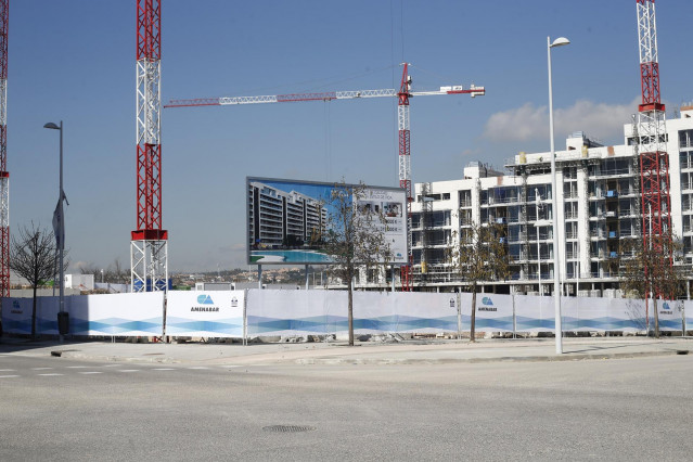 Archivo - Viviendas en construcción.