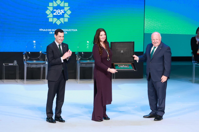 Pilar Manchón, este viernes, junto al presidente de la Junta de Andalucía, Juanma Moreno (i.), y al presidente del Parlamento andaluz, Jesús Aguirre