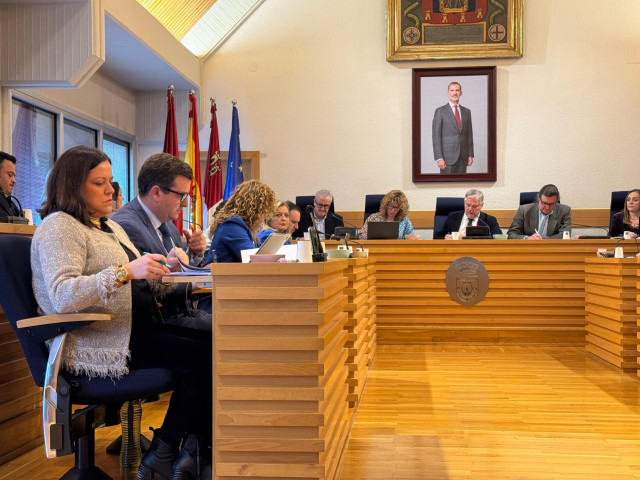 Ricardo Chamorro y Fátima de la Flor, en el extremo de la bancada del Salón de Plenos del Ayuntamiento de Ciudad Real.