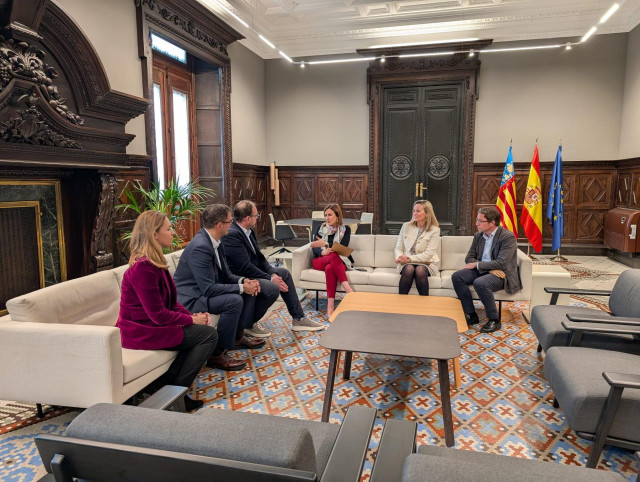 La alcaldesa de València, María José Catalá , se reúne con responsables de NxN Datacenters en el Ayuntamiento de València