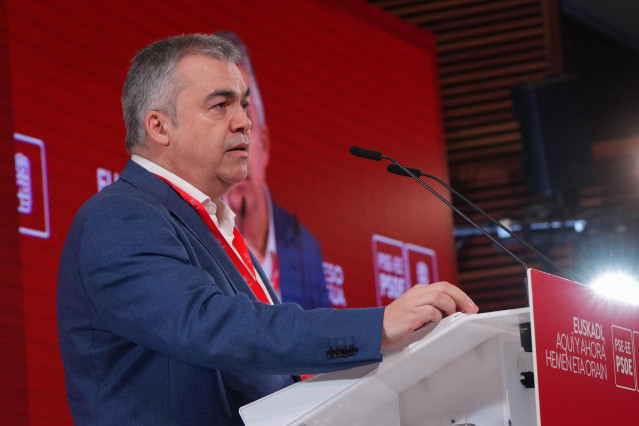El secretario de Organización del PSOE, Santos Cerdán, interviene durante la clausura del 10º Congreso del PSE-EE, en el Palacio de Congresos y Auditorio Kursaal, a 16 de febrero de 2025, en San Sebastián, Guipúzcoa, País Vasco (España).