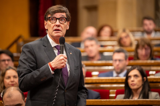 Archivo - El presidente de la Generalitat, Salvador Illa, interviene en la sesión de control al Govern en el Parlament