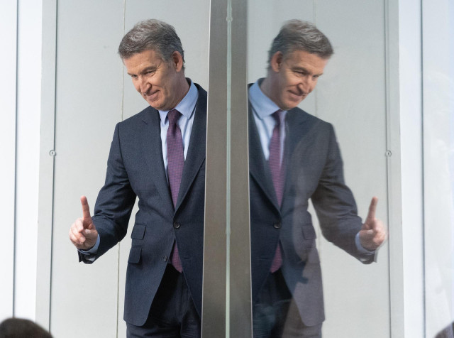 El presidente del PP, Alberto Núñez Feijóo, tras una rueda de prensa, en la sede del partido, a 24 de febrero de 2025, en Madrid (España).
