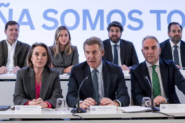 Archivo - La secretaria general del PP, Cuca Gamarra; el presidente del PP, Alberto Núñez Feijóo y el vicesecretario de Coordinación Autonómica y Local del PP, Elías Bendodo. Archivo.