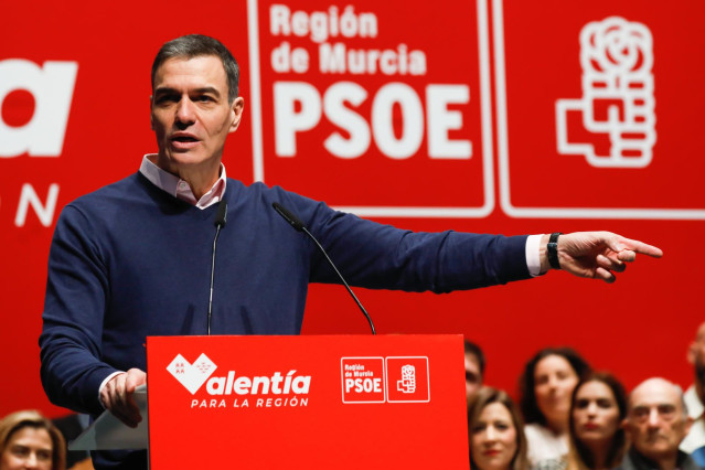 El secretario general del PSOE y presidente del Gobierno, Pedro Sánchez, interviene durante la clausura del XVII Congreso Regional del PSRM-PSOE, en el Auditorio y Palacio de Congresos El Batel, a 2 de marzo de 2025, en Cartagena, Murcia (España).