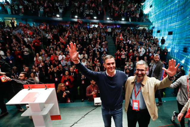 En Cartagena, el secretario general del PSOE y presidente del Gobierno, Pedro Sánchez junto al secretario general de la Región, Francisco Lucas, clausurando el 17º Congreso Regional del PSRM-PSOE.