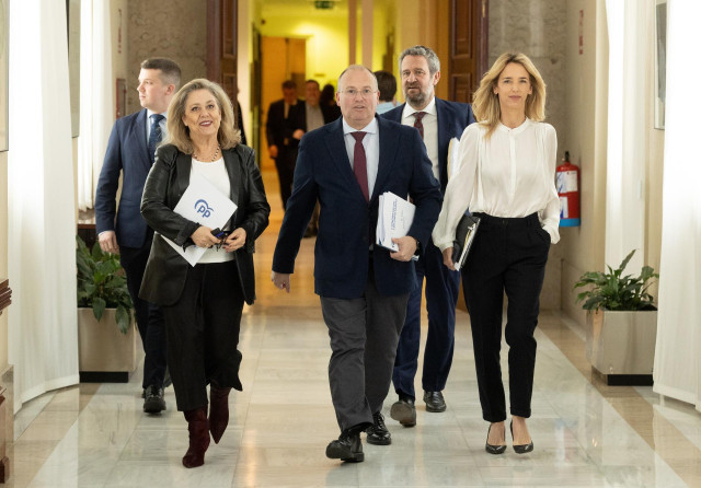 El portavoz del PP en el Congreso, Miguel Tellado (c) y la diputada del PP Cayetana Álvarez de Toledo (d), en el Congreso de los Diputados, a 25 de febrero de 2025, en Madrid (España).