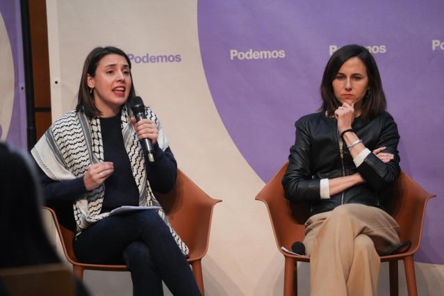 La secretaria política de Podemos y eurodiputada, Irene Montero (i), y la secretaria general de Podemos y diputada, Ione Belarra (d), durante un encuentro de Podemos con la militancia, en el Jardín Botánico, a 2 de marzo de 2024, en Valencia,