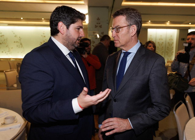 Archivo - El presidente de la Región de Murcia, Fernando López Miras (i) y el presidente del PP, Alberto Núñez Feijóo (d), conversan durante un desayuno informativo de Europa Press, en el Hyatt Regency Hesperia Madrid, a 14 de marzo de 2023, en Madrid (Es
