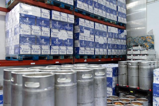 Archivo - Cajas de botellas de cerveza y barriles, en la fábrica de cervezas La Cibeles, en Madrid (España)
