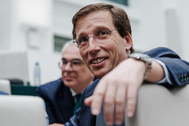 El alcalde de Madrid, José Luis Martínez Almeida, durante una sesión ordinaria del Pleno municipal