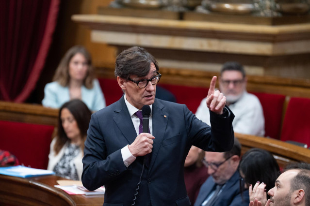 El president de la Generalitat, Salvador Illa,  durante una sesión de control al Govern, en el Parlament, a 26 de febrero de 2025, en Barcelona, Cataluña (España).