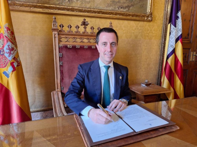 El presidente del Consell de Mallorca, Llorenç Galmés, firma la carta dirigida al ministro de Asuntos Exteriores, José Manuel Albares, para solicitar la intervención de Frontex en la isla.