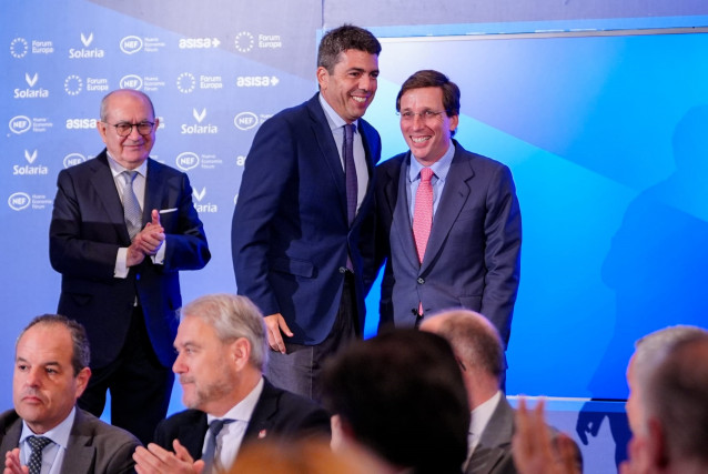 Archivo - El presidente valenciano, Carlos Mazón, y el alcalde de Madrid, José Luis Martínez-Almeida, en un desayuno informativo