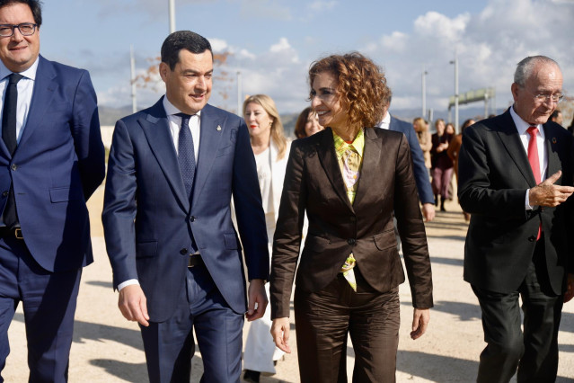 Archivo - La vicepresidenta primera del Gobierno y ministra de Hacienda, María Jesús Montero (d); junto al presidente de la Junta de Andalucía, Juanma Moreno (i)  durante un acto en Málaga en una imagen de archivo