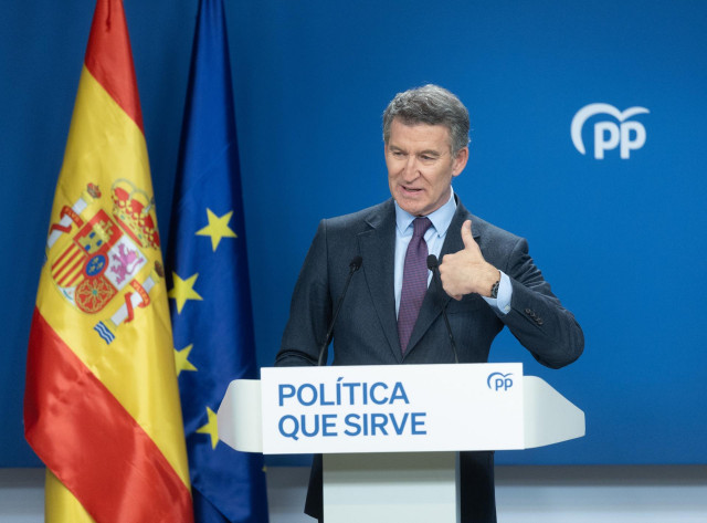 El presidente del PP, Alberto Núñez Feijóo, durante una rueda de prensa, en la sede del partido, a 24 de febrero de 2025, en Madrid (España).
