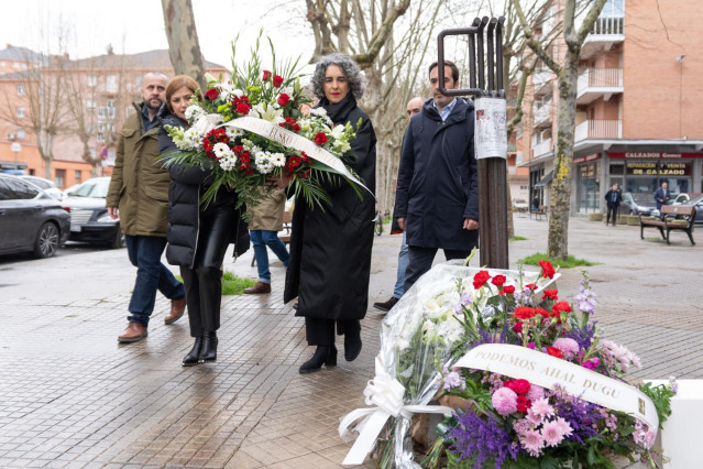 La consejera de Justicia y Derechos Humanos, María Jesús San José, y  la vicelehendakari, Ibone Bengoetxea, en la ofrende floral en recuerdo a las víctimas del 3 de marzo