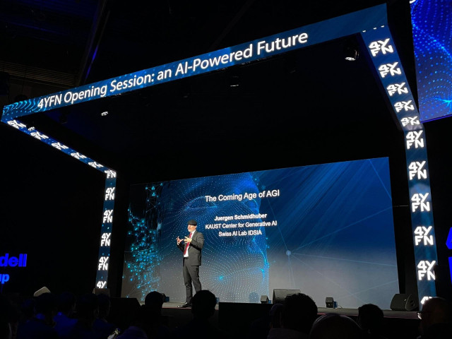 El profesor de Swiss AI Lab Idsia, Juerguen Schmidhuber, durante la sesión inaugural del 4YFN: 'An AI-Powered Future' del MWC 2025