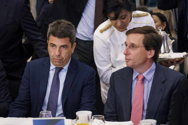 El president de la Generalitat Valenciana, Carlos Mazón (i) y el alcalde de Madrid, José Luis Martínez-Almeida (d), durante un desayuno informativo