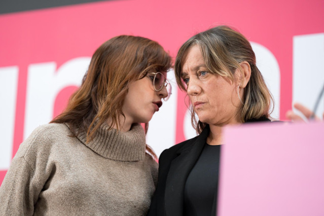 Archivo - La secretaria de Comunicación de Sumar, Elizabeth Duval (i)y la secretaria de Feminismos de Sumar, Amanda Andrades (d), durante una rueda de prensa, en el Espacio Larra, a 26 de octubre de 2024, en Madrid (España).