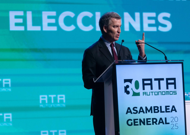 El presidente del PP, Alberto Núñez Feijóo, interviene durante la asamblea electoral de la Federación Nacional de Asociaciones de Trabajadores Autónomos (ATA), en el Hotel Meliá Castilla, a 3 de marzo de 2025, en Madrid (España).