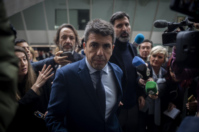 El president de la Generalitat, Carlos Mazón, llega al acto en el Auditorio Santiago Grisolía, a 3 de marzo de 2025, en Valencia, Comunidad Valenciana (España).