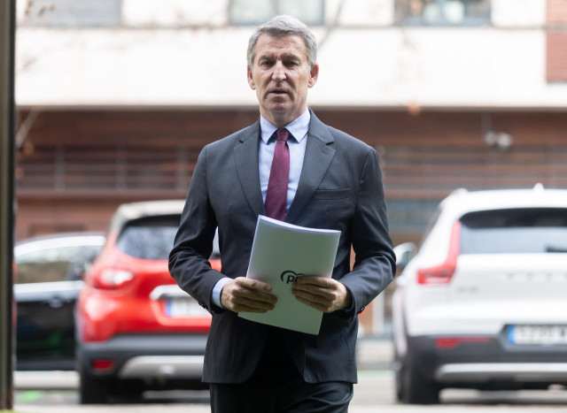 El presidente del PP, Alberto Núñez Feijóo, a su llegada a la asamblea electoral de la Federación Nacional de Asociaciones de Trabajadores Autónomos (ATA), en el Hotel Meliá Castilla, a 3 de marzo de 2025, en Madrid (España).