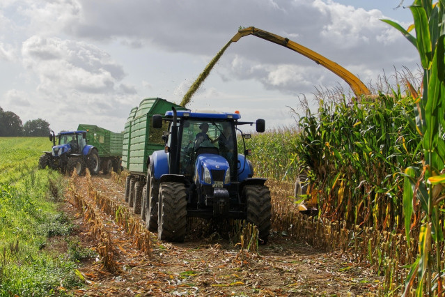Agricultor y tractor
