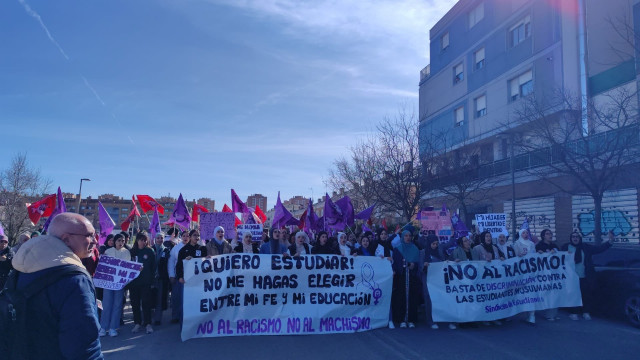 Más de un centenar de estudiantes se manifiestan para pedir el uso libre del 'hiyab', en Parla