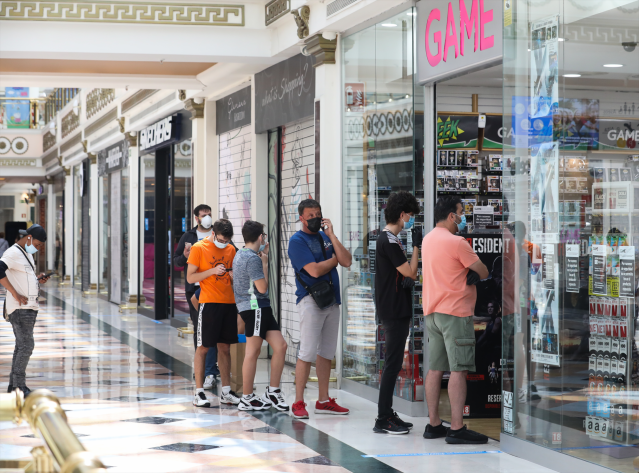Archivo - Varias personas hacen cola para entrar a una tienda Game en el Centro Plaza Norte 2, La Cúpula de Madrid, durante la pandemia. En San Sebastián de los Reyes, Madrid (España), a 9 de junio de 2020.