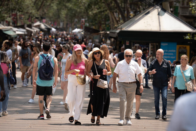 Archivo - Varias personas pasean por Las Ramblas, a 30 de junio de 2023, en Barcelona, Cataluña (España).